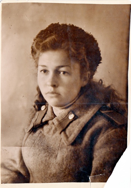 Надежда Степановна Андреева (Чайкина), 1943 год, г. Керчь. Фото прислала Вера Страутиньш.