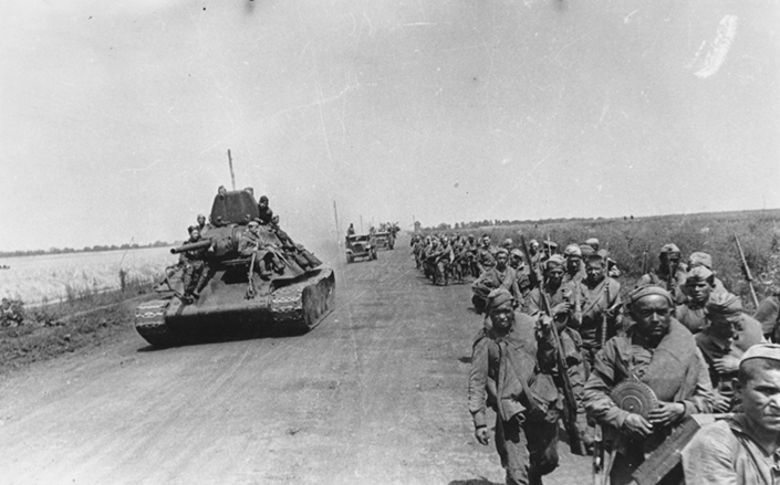 Танк Т-34 и колонна советских солдат на марше под Белгородом