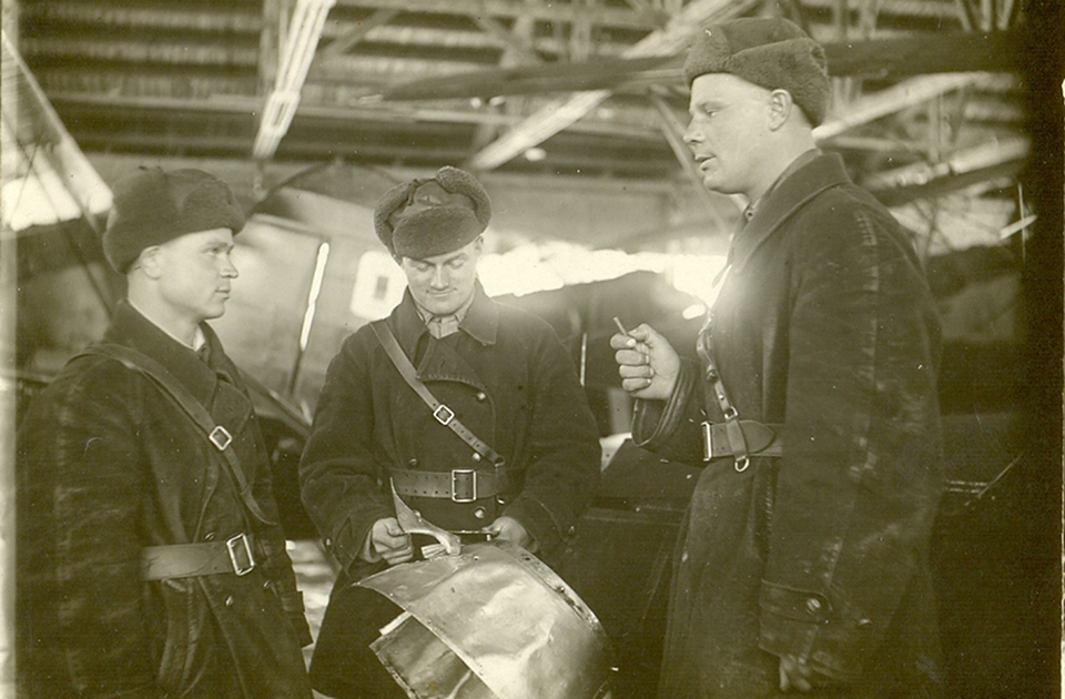 Александр Федорович Брянчуков, в центре снимка, Омск, 1942 год. Фото прислал Игорь Брянчуков.