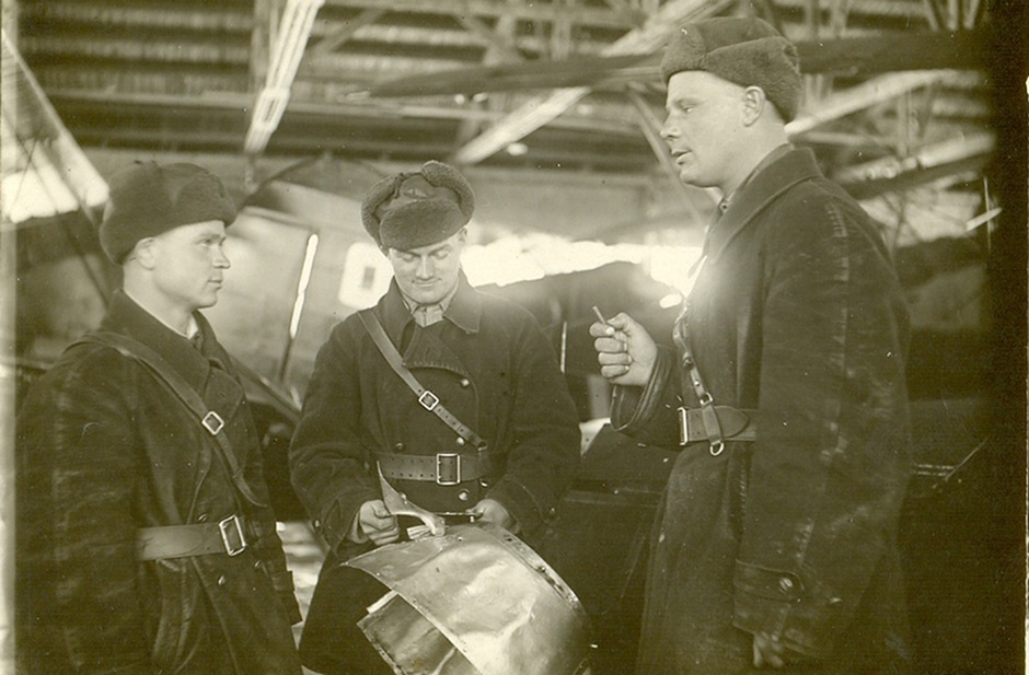 Александр Федорович Брянчуков, в центре снимка, Омск, 1942 год. Фото прислал Игорь Брянчуков.
