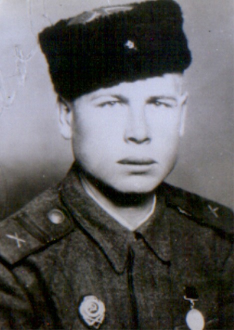 Низам Мухамедович Абсалямов (1920—2002 гг.), призван в 1942 году. Служил в 1467-м полку 30-й зенитно-артиллерийской дивизии, участвовал в битве на Курской дуге, освобождении Белгорода, Харькова, Полтавы, форсировании Днепра. Фото прислала Наталья Дудоровс