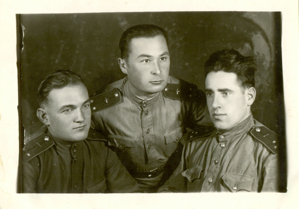Александр Федорович Брянчуков, крайний слева, Москва 1944 г. Фото прислал Игорь Брянчуков.