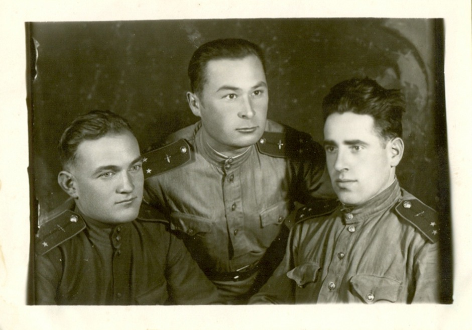 Александр Федорович Брянчуков, крайний слева, Москва 1944 г. Фото прислал Игорь Брянчуков.