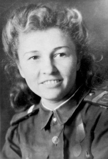 Надежда Степановна Андреева (Чайкина), 9 мая 1945 года, аэропорт Веселое. Фото прислала Вера Страутиньш.