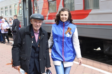 Волонтер встречает ветерана на вокзале. Фото с сайта www.irkobl.ru