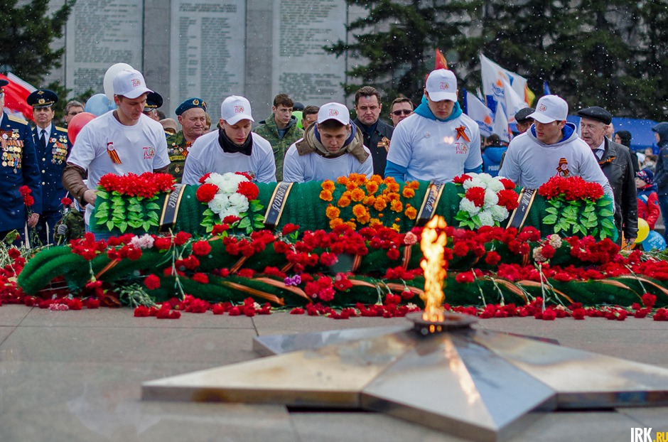 Участники митинга возложили к мемориалу гирлянды и цветы.