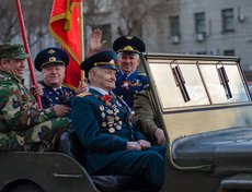 После торжественного зажжения огня Победы участники двинулись колонной к памятнику Александру Третьему.
