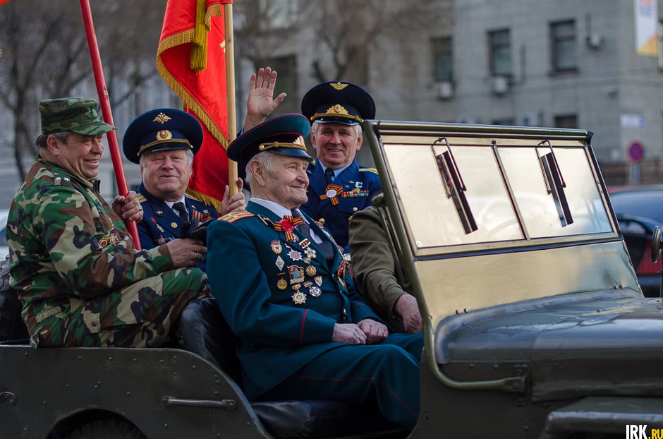 После торжественного зажжения огня Победы участники двинулись колонной к памятнику Александру Третьему.