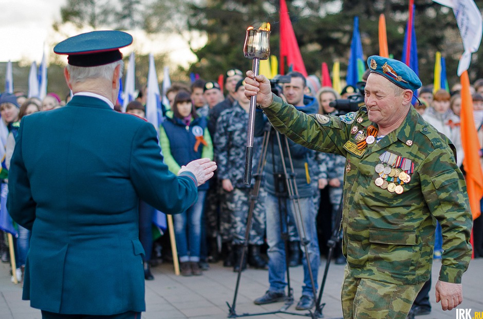В рамках акции состоялась зажжение огня Победы от Вечного огня.