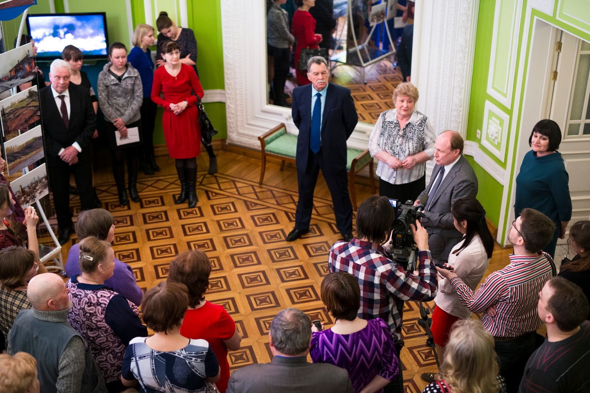 На выставке представлены фотографии сёл и деревень до затопления и строительства Братской ГЭС и вырезки газетных и журнальных материалов Валентина Григорьевича на тему охраны природы и экологии.