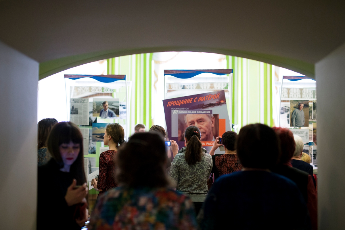 Завершилась экскурсия в зелёном зале театра. Гостей пригласили принять участие в открытии выставки «Прощание с Матёрой».