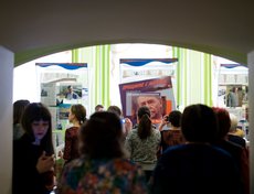 Завершилась экскурсия в зелёном зале театра. Гостей пригласили принять участие в открытии выставки «Прощание с Матёрой».