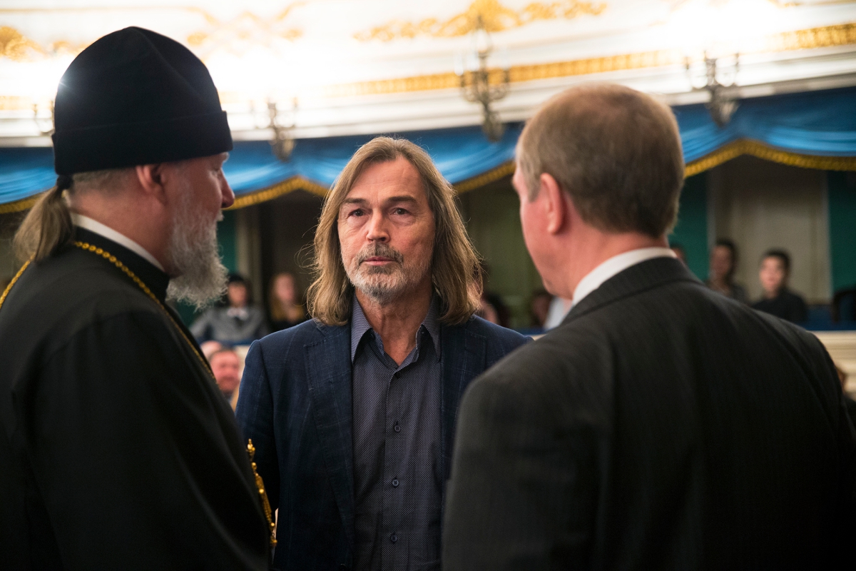 Валентин Распутин помог построить храм в Усть-Уде. И когда приезжал в посёлок, обязательно посещал его.