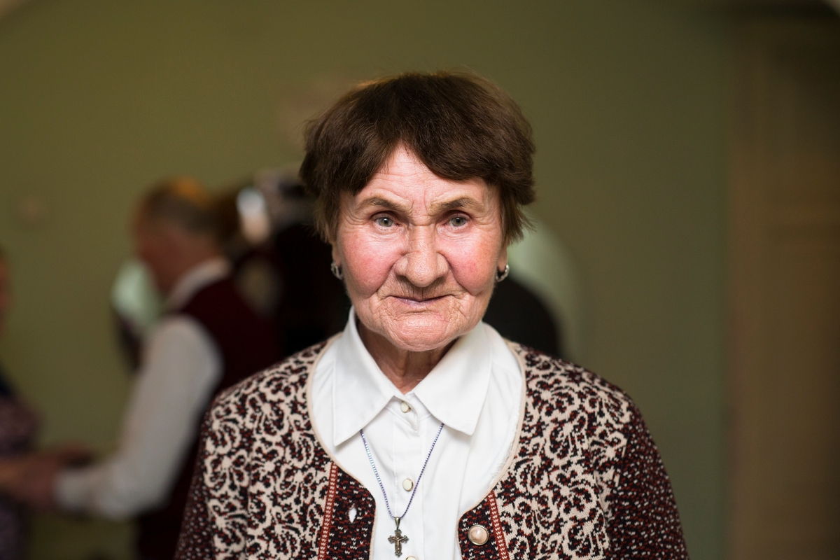 Людмила Шипицина, одноклассница Валентина Распутина: «Пока учился в начальной школе, он перечитал все детские книги в школьной библиотеке. Красочно писал изложения, обычно их зачитывали перед всем классом».