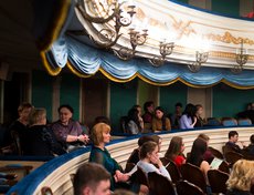 После презентации выставки гостей пригласили в основной зал театра на спектакль «Прощание с Матёрой».