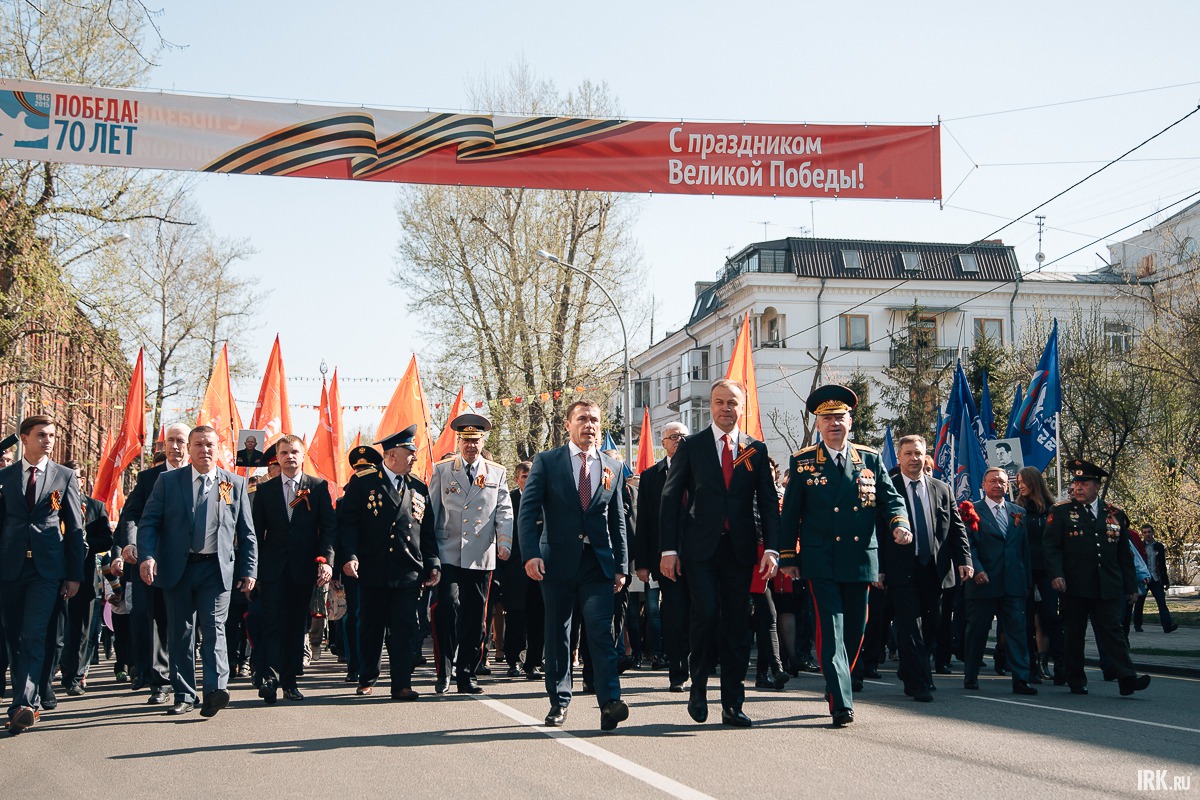 В шествии приняли участие губернатор Иркутской области Сергей Ерощенко, мэр Иркутска Дмитрий Бердников, представители правительства области и администрации Иркутска