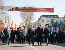 В шествии приняли участие губернатор Иркутской области Сергей Ерощенко, мэр Иркутска Дмитрий Бердников, представители правительства области и администрации Иркутска