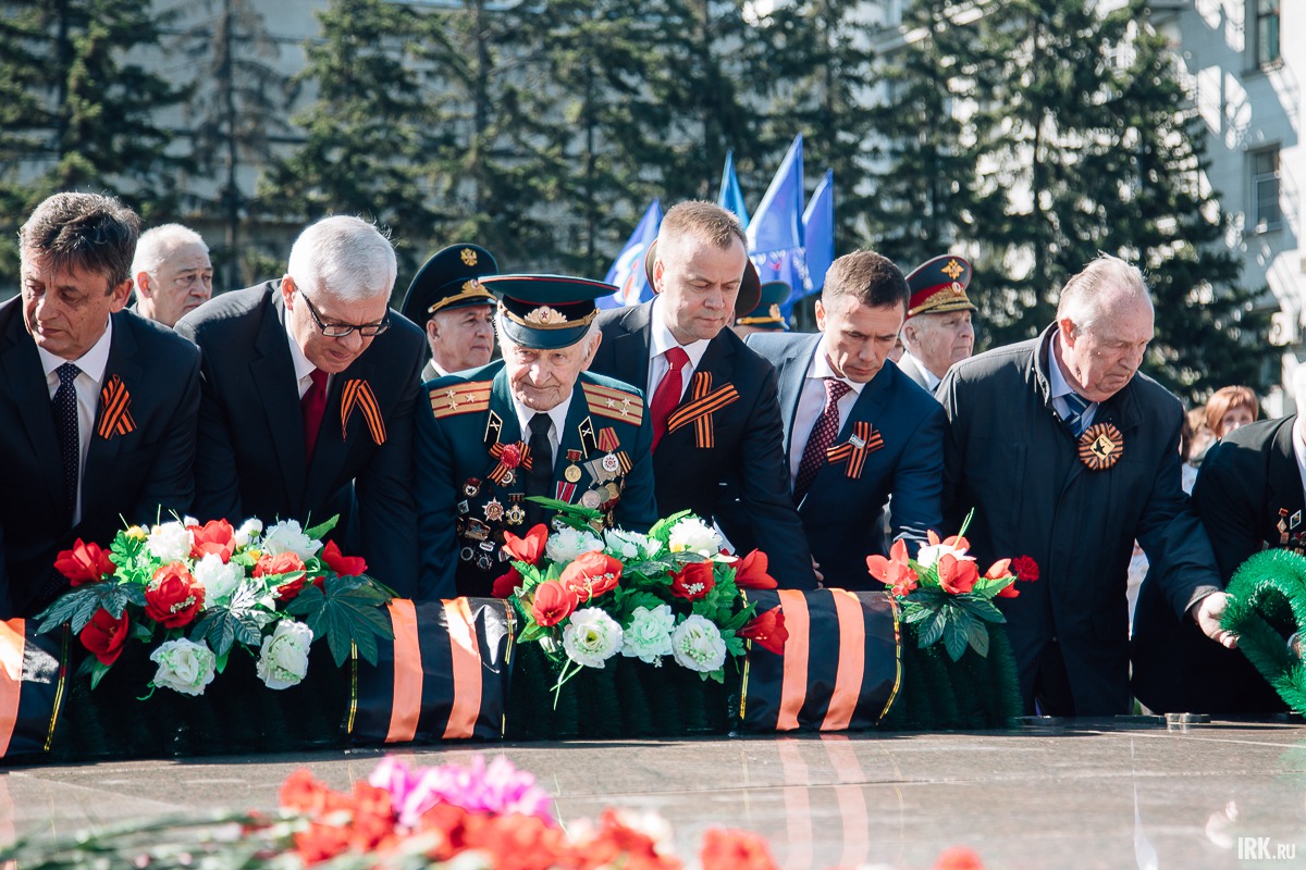 Участники шествия собрались на митинг у  мемориала «Вечный огонь», чтобы почтить память героев Великой Отечественной войны