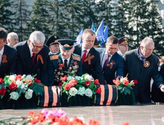 Участники шествия собрались на митинг у  мемориала «Вечный огонь», чтобы почтить память героев Великой Отечественной войны