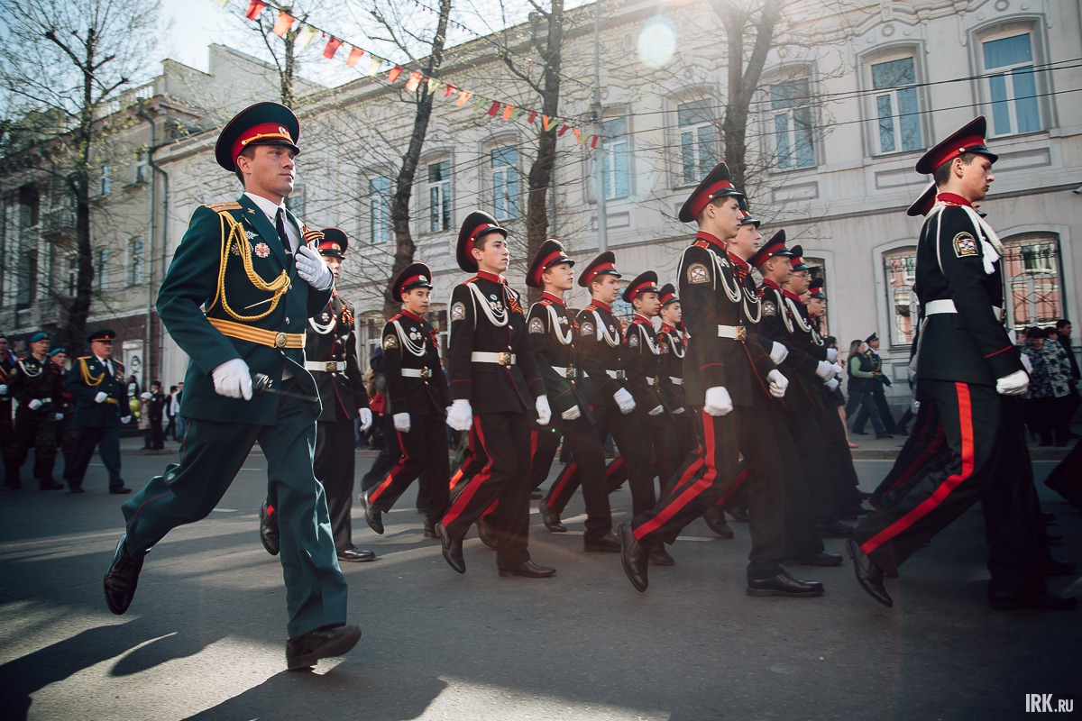 Колонны прошли от  танка «Иркутский комсомолец»  по улицам Декабрьских Событий, Карла Маркса,  Сухэ-Батора  до мемориального комплекса «Вечный огонь»