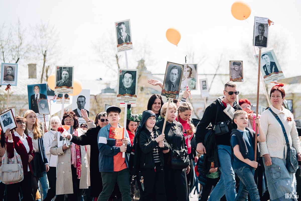 Участники акции «Бессменный полк». По предварительным данным, около 20 тысяч человек несли портреты своих родных — фронтовиков и тружеников тыла