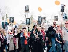 Участники акции «Бессменный полк». По предварительным данным, около 20 тысяч человек несли портреты своих родных — фронтовиков и тружеников тыла