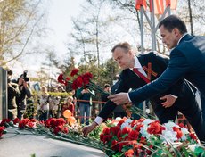 Губернатор Иркутской области Сергей Ерощенко и мэр Иркутска Дмитрий Бердников возложили цветы к мемориалу