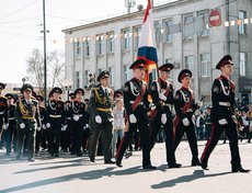 Торжества начались с шествия войск Иркутского гарнизона, общественных объединений, участников акции «Бессмертный полк», молодежи, школьников, ветеранов, жителей и гостей города