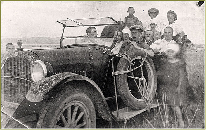 Первый иркутский таксист Х.А. Турутанов на переделанном в местных условиях автомобиле «Форд А22»