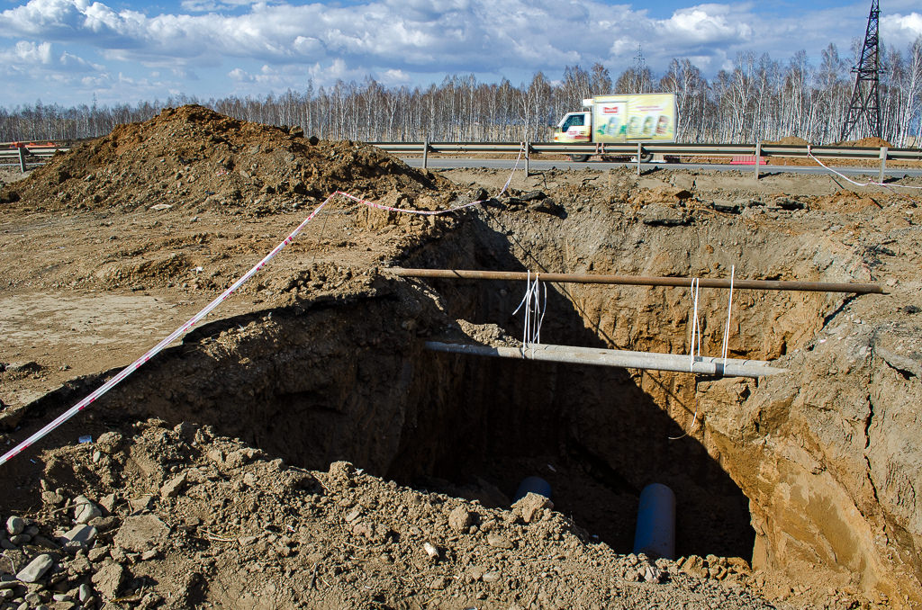 Ведутся работы по устройству водопровода и канализации. На этапе завершения — переустройство сетей связи.