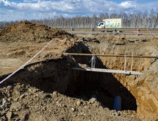 Ведутся работы по устройству водопровода и канализации. На этапе завершения — переустройство сетей связи.