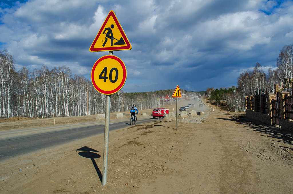 Временные дороги пока отсыпаны щебеночной смесью, затем их заасфальтируют.