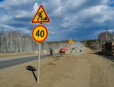 Временные дороги пока отсыпаны щебеночной смесью, затем их заасфальтируют.