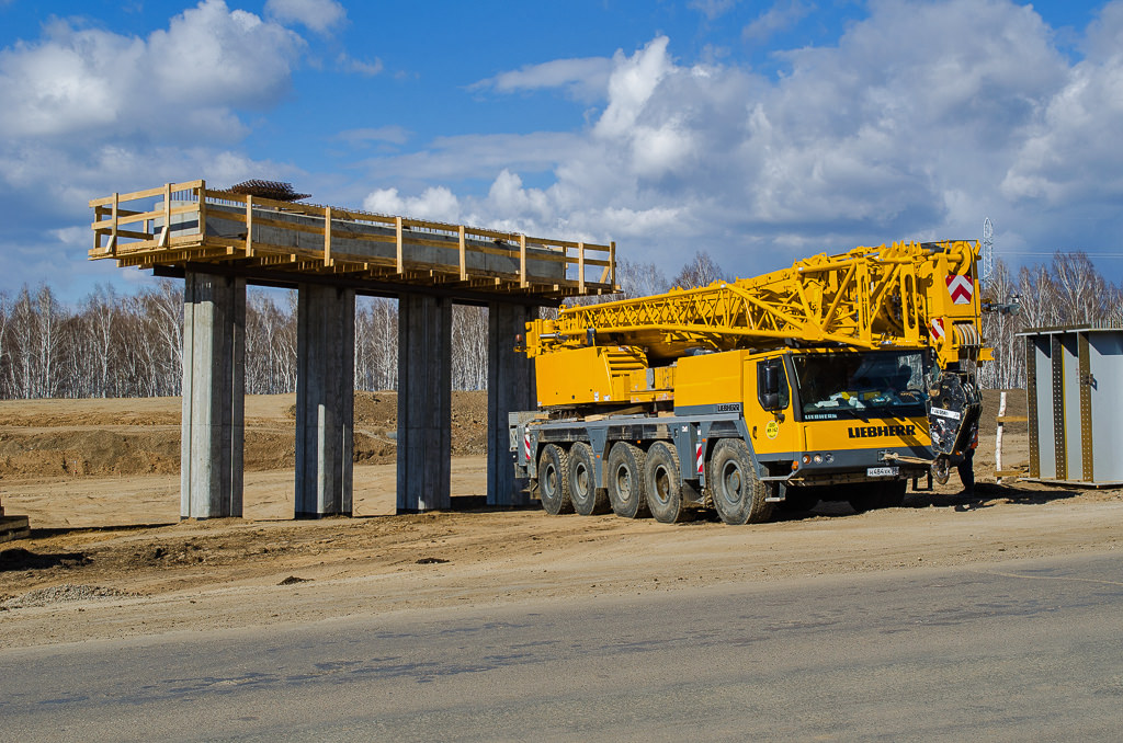 Работы по возведению опор путепроводов практически завершены.