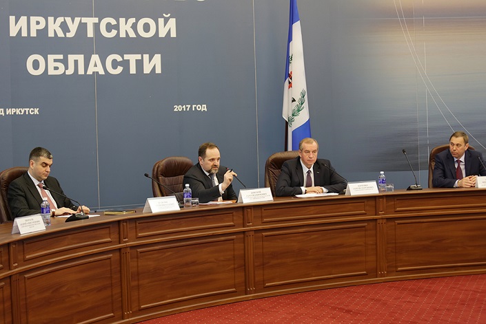 На совещании. Фото с сайта правительства Иркутской области