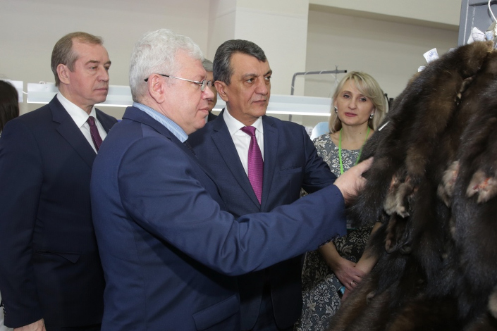 На пушном аукционе. Фото предоставлено пресс-службой правительства региона