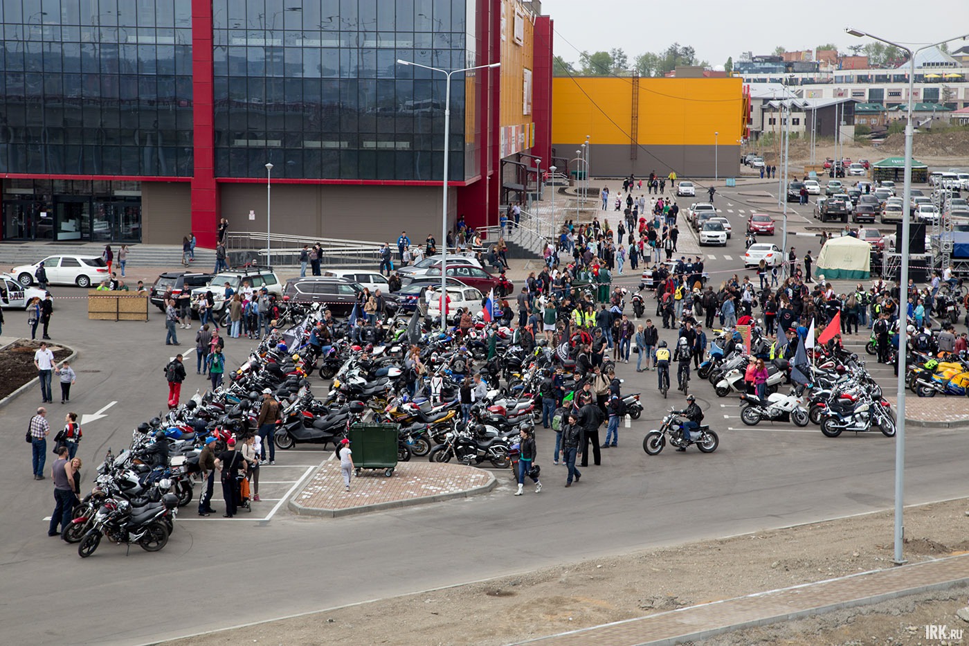 16 мая на площадке около торгово-развлекательного комплекса «КомсоМОЛЛ» состоялось единое открытие мотосезона.