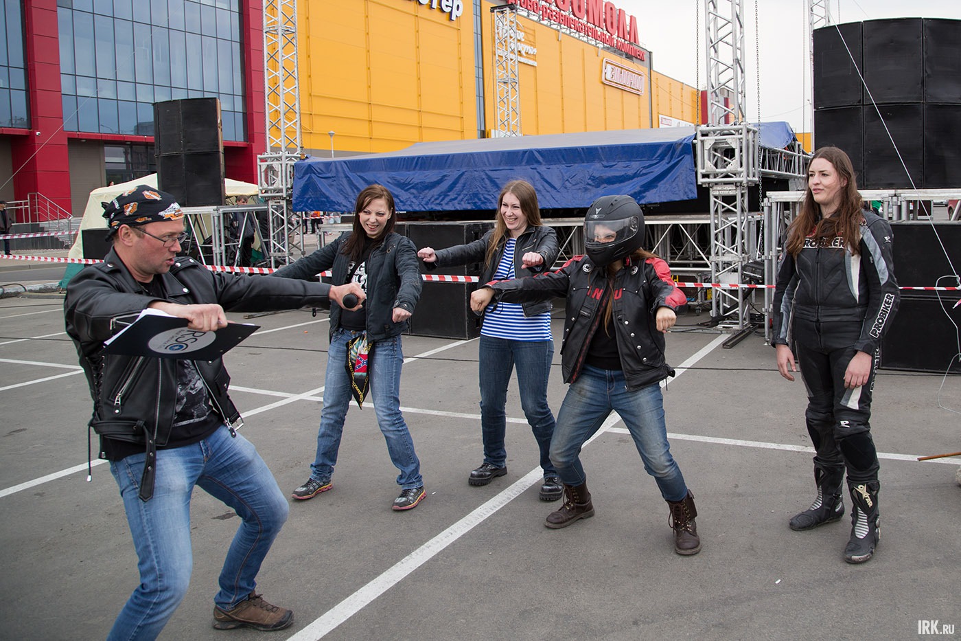 Мероприятие началось с небольшой неприятности: на площадке отключили электричество. В ожидании концерта каждый развлекался, как мог.