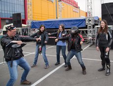 Мероприятие началось с небольшой неприятности: на площадке отключили электричество. В ожидании концерта каждый развлекался, как мог.