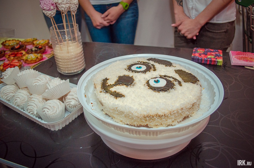 Кроме корзиночек с фруктами Татьяна предлагала попробовать морковный торт «Панда». Разрезать было жаль, но аппетит победил совесть. Попросили «глазик».