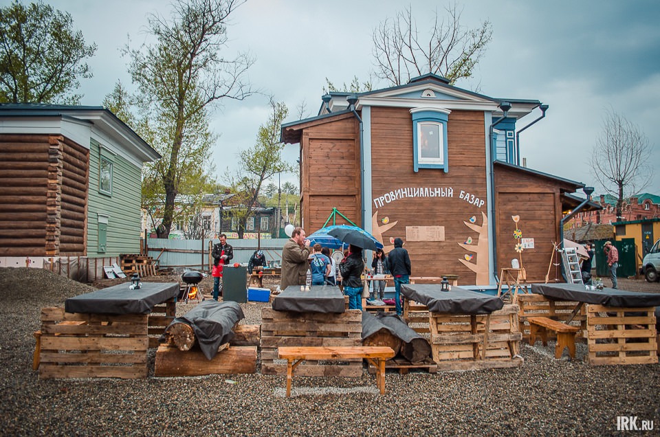 «Провинциальный базар» — ресторан, который подготовился лучше всех. Кроме разнообразного меню (окрошки, свежайшей баранины, сочных бифштексов, копченого омуля, оладушек с яблоками) была подготовлена плотная развлекательная программа.