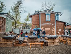 «Провинциальный базар» — ресторан, который подготовился лучше всех. Кроме разнообразного меню (окрошки, свежайшей баранины, сочных бифштексов, копченого омуля, оладушек с яблоками) была подготовлена плотная развлекательная программа.