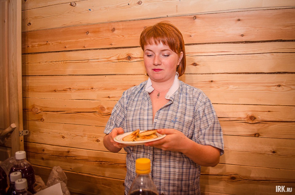 Однако странное представление не испортило впечатления. Александра Поблинкова передает нам замечательные оладушки и рассказывает о планах на следующий Ресторанный день. Будет интересно!