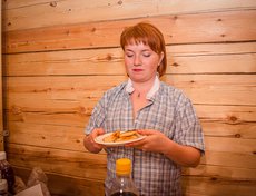 Однако странное представление не испортило впечатления. Александра Поблинкова передает нам замечательные оладушки и рассказывает о планах на следующий Ресторанный день. Будет интересно!