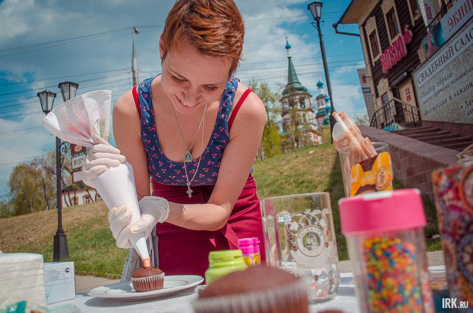 Лариса Сыралева открыла ресторанчик «Белый фартук» на площади 130-го квартала. Немного помешали погодные условия, но девушка быстро выкрутилась. Лариса представляла конструктор капкейков: прямо на глазах создавались пироженки на любой вкус.