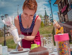 Лариса Сыралева открыла ресторанчик «Белый фартук» на площади 130-го квартала. Немного помешали погодные условия, но девушка быстро выкрутилась. Лариса представляла конструктор капкейков: прямо на глазах создавались пироженки на любой вкус.