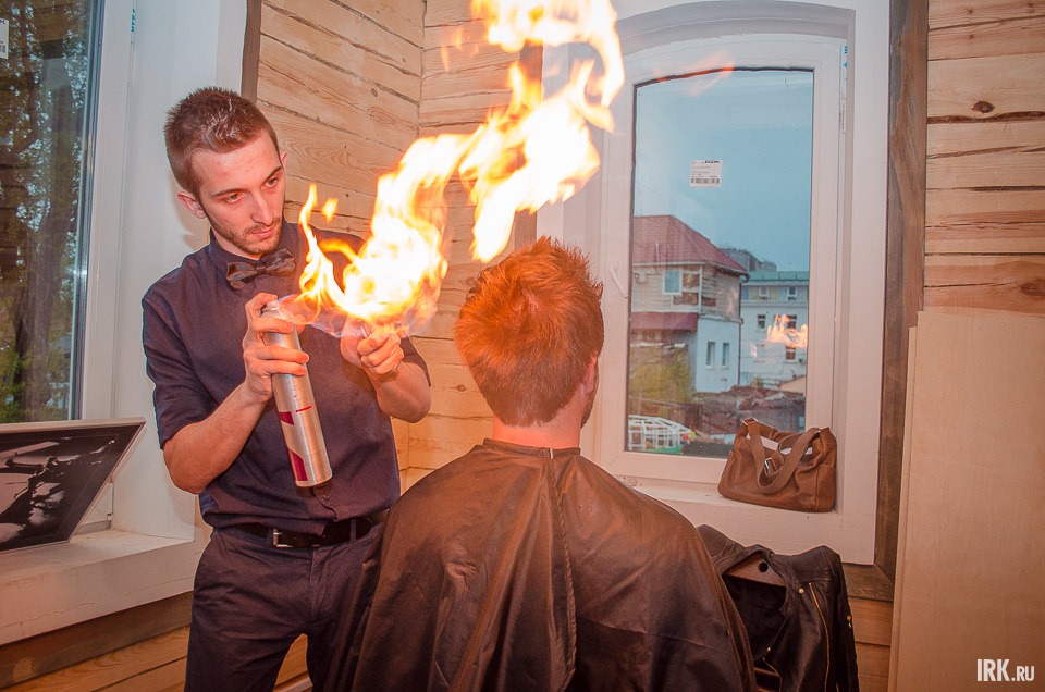 «Провинциальный базар» развлекал гостей литературными чтениями и песнями под гитару, что вполне удачно вписывалось в ресторанную тематику. Чего нельзя сказать о стрижке огнем прямо напротив кухни. Весьма оригинально.