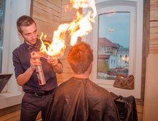 «Провинциальный базар» развлекал гостей литературными чтениями и песнями под гитару, что вполне удачно вписывалось в ресторанную тематику. Чего нельзя сказать о стрижке огнем прямо напротив кухни. Весьма оригинально.