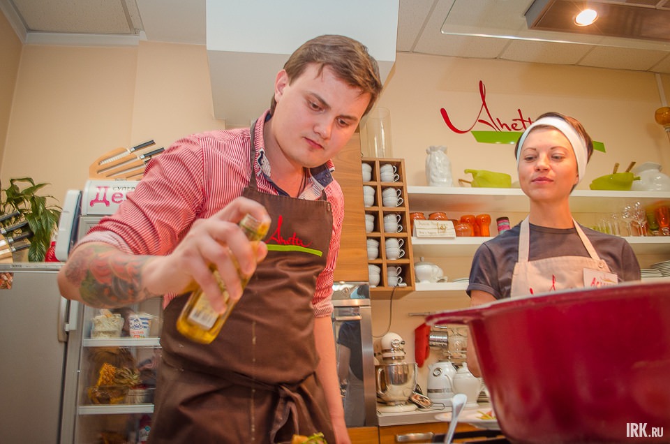 Егор Горчаков на наших глазах продемонстрировал, как легко можно приготовить сыр в домашних условиях.