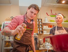 Егор Горчаков на наших глазах продемонстрировал, как легко можно приготовить сыр в домашних условиях.